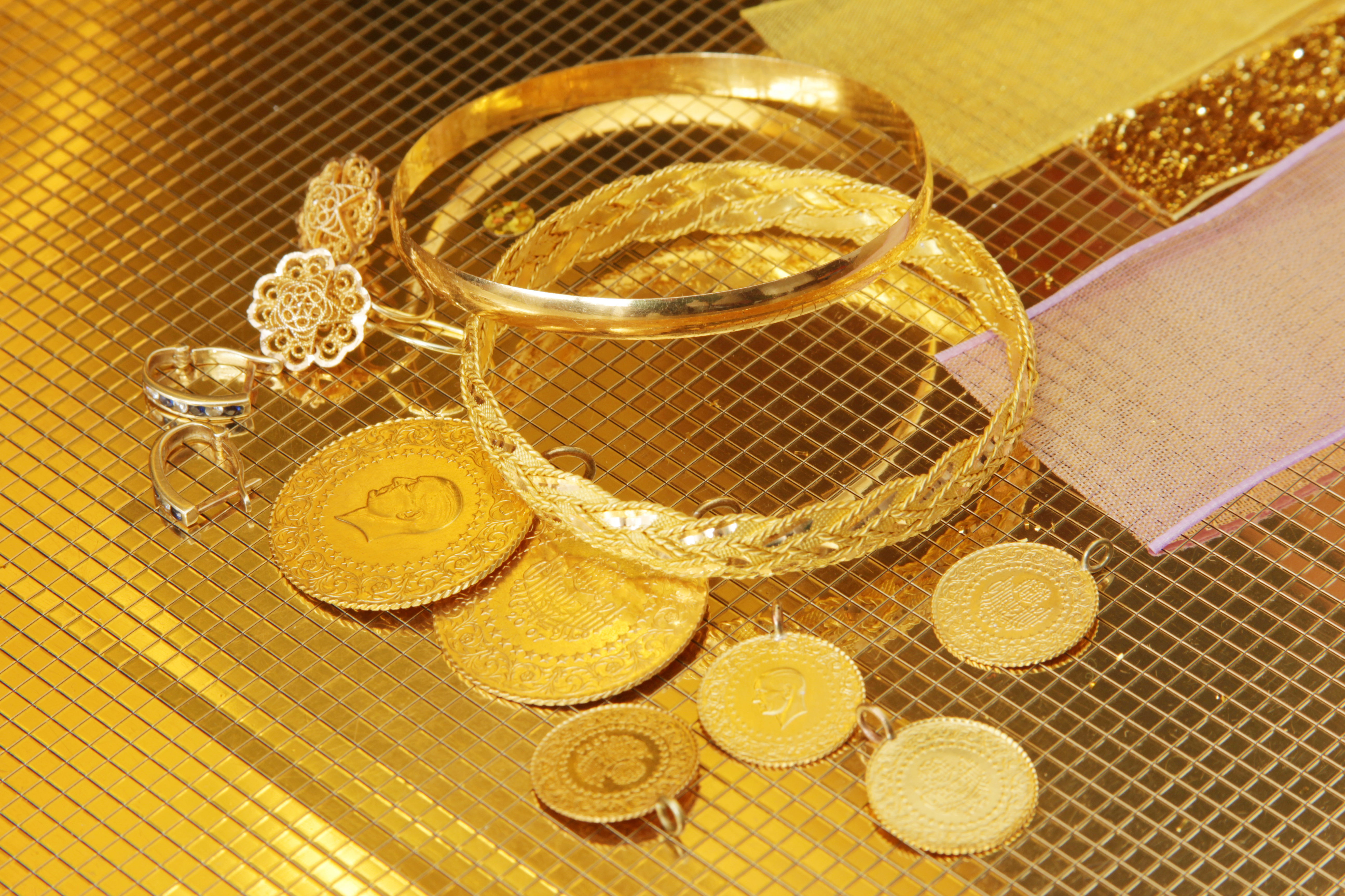 is it right time to buy gold today