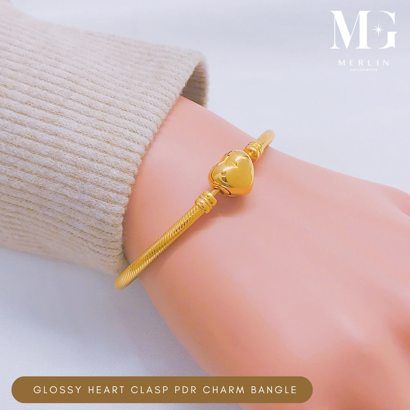 916 Gold Glossy Heart Clasp PDR Charm Bangle