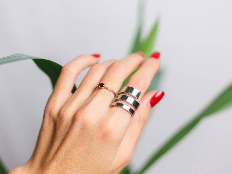 Guide to Wearing a Gold Ring: Which Finger Should I Wear It ?