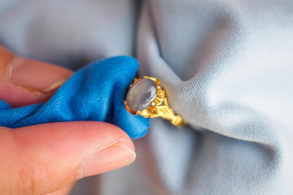 How to Make Your Gold Jewellery Shiny Again
