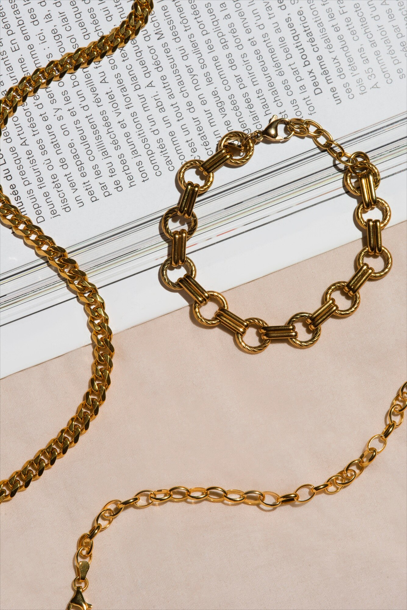 What is the Difference Between a Gold Necklace and a Gold Chain?