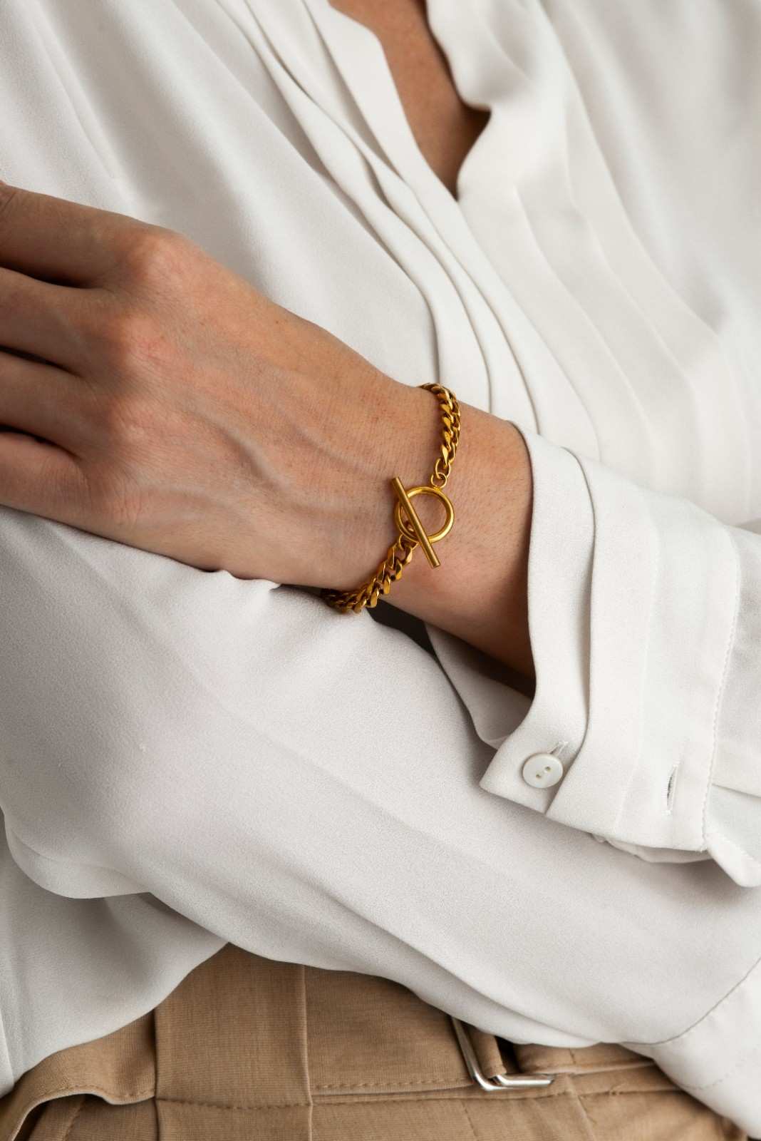 Which Hand Should I Wear My Gold Bracelet?