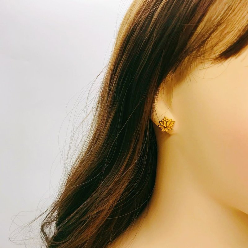 916 Gold Lotus Stud Earrings