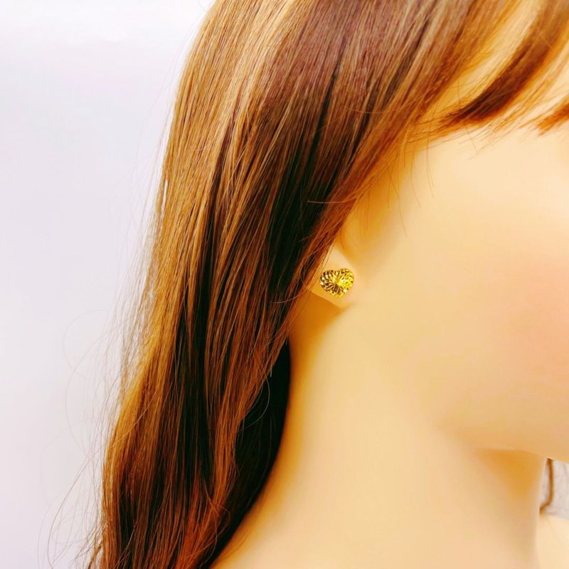 916 Gold Glittering Heart Stud Earrings