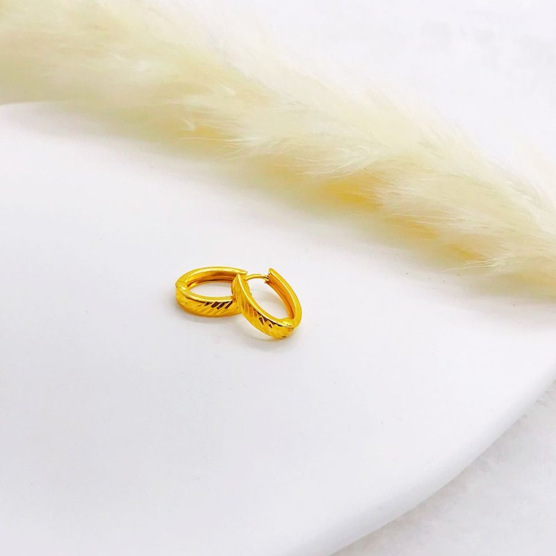 916 Gold Egg Shaped Reversible Clip Earrings