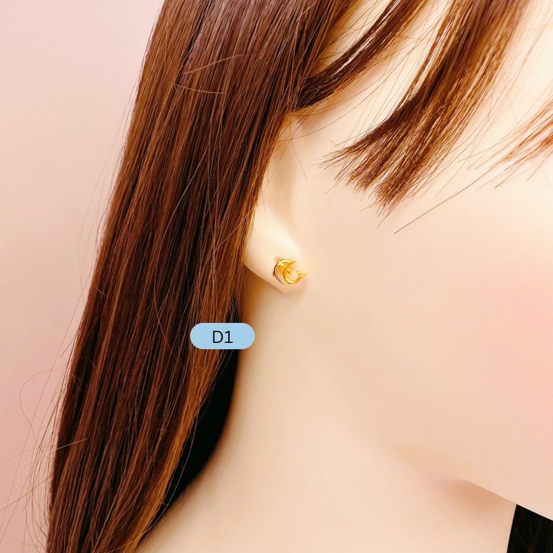 916 Gold Dolphin Stud Earrings